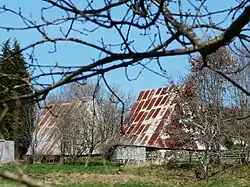Les granges ovales jumelles de Vaux.