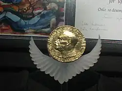Médaille dorée à l'effigie d'Alfred Nobel exposée dans une vitrine.