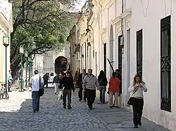 Côté nord, la cathédrale que l'on voit à l'arrière-plan, est reliée au Cabilde (conseil municipal) de la ville par une ruelle piétonnière pittoresque : le Pasaje Santa Catalina.