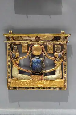 Pectoral d'Amenemopet en lapis-lazuli et or représentant Isis et Nephtys