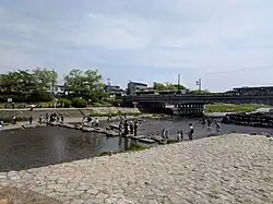 Pierres de gué sur le Kamo à partir du parc Aoi.