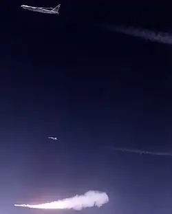 La fusée Pegasus en vol (en bas) après son largage par le Balls 8 (en haut).