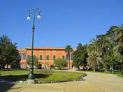 La façade principale vue de la Piazza Bonavino.