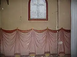 Peintures murales de la chapelle de la Fossée représentant des tentures en drapé.