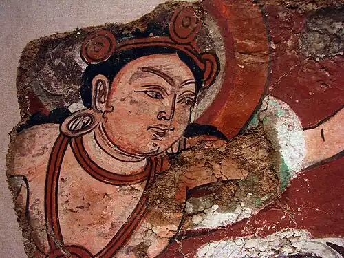 Bouddha. Peinture murale, provenant de Kucha. Dynastie Tang, première moitié du VIIIe&nbsp;siècle. Asie centrale du Xinjiang, Chine.
