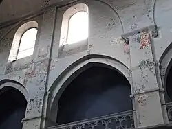 Peintures murales et têtes sculptées au-dessus du collatéral sud