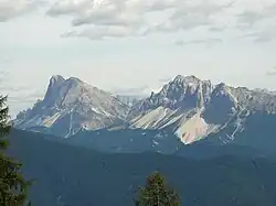 Le groupe Putia avec la forcella di Putia au milieu.