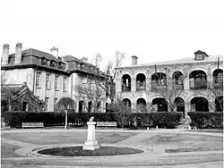 Photographie d'une partie du Campus no&nbsp;2 de l'université de Pékin (1949).