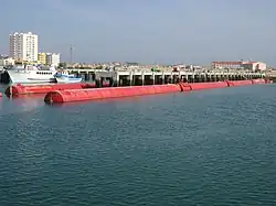 2 des 3 machines Pelamis dans le port de Peniche, Portugal.