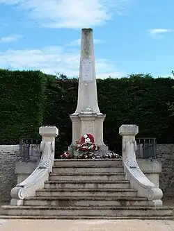 Le monument aux morts sur l'ancienne place du Foirail (juil.&nbsp;2012).