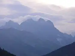 Le Pelvoux, en été, vu des rampes de l'Argentière (RN94).