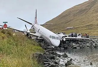 Le Saab 2000 de PenAir impliqué, ici après avoir quitté la piste de l':aéroport Tom Madsen&nbsp;(en).