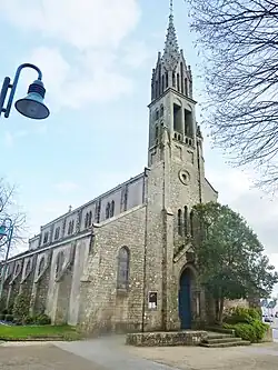 Penhars : l'église paroissiale Sainte-Claire (fin XIXe) : la façade.
