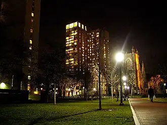 Les résidences high rises et l'église St Mary (au premier plan).