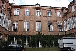 Hôtel Reich de Pennautier : façade centrale dans la cour.