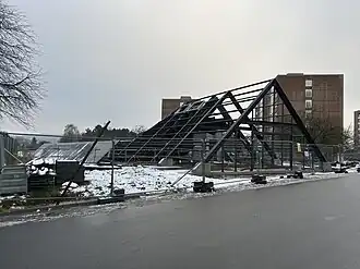 Bâtiment d'accès à la station en 2025.