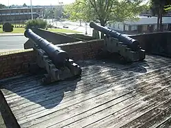 Reconstitution contemporaine d’une partie des murailles de Fort George et de ses canons.