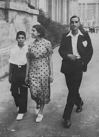 Pepita Laguarda Batet et Juan López Carvajal sur la place d'Espagne de Barcelone en 1936.