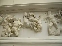 au centre, femme à cheval