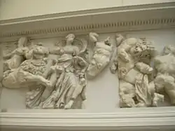 géant barbu assailli par une femme et deux hommes nus