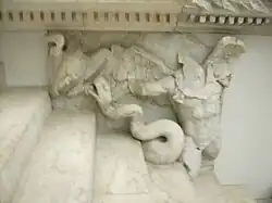 escalier, serpent et torse ailé