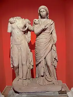Groupe de deux femmes. Une femme célèbre de Pergé (chiton, himation, type IIe&nbsp;siècle AEC) sous la protection d'une déesse du cortège de Dionysos. IIe&nbsp;siècle. H. 1,73&nbsp;m