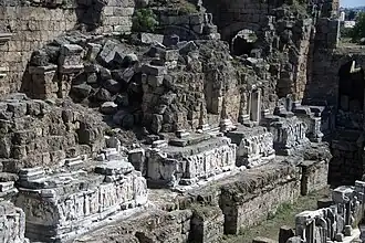 Vestiges du mur de scène.