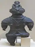 Dogū aux yeux exorbités. Terre cuite noire, H. 34,3&nbsp;cm. Jōmon final. Kamegaoka, Préfecture d'Aomori. Musée national de Tokyo.