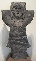 Une personne, statuette en roche volcanique, première moitié du VIe&nbsp;siècle. Tumulus d'Iwatoyama, Yame, Fukuoka, Tokyo National Museum.