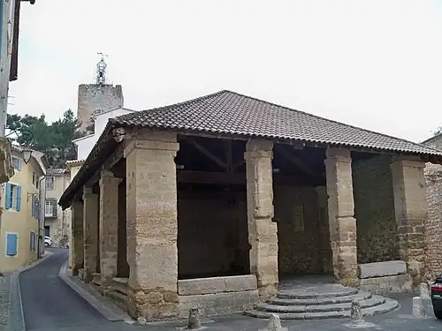 Halle de Pernes-les-Fontaines.