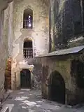 Salle intérieure du château de Pernštejn avec, à droite, l'entrée de la crypte de Dracula dans le film