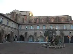 Le cloître et l'église du couvent des Frères Prêcheurs