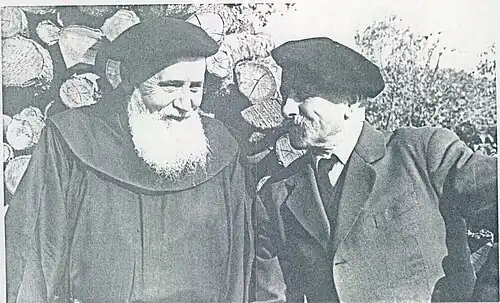 Robert Perrin avec un assistant paroissial.