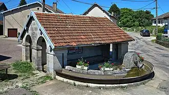 Le lavoir de Perrouse avant restauration.
