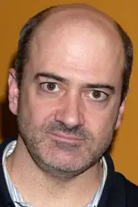 Matt Servitto incarne l'agent Dwight Harris.