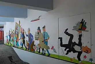 Fresques montrant plusieurs personnages des Aventures de Tintin sur les murs d'une gare de métro.