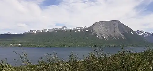 Le Perstinden surplombe la partie est du fjord vers Nordkjosbotn.