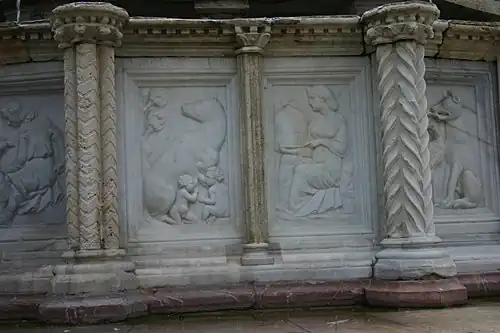 Réplique de la Fontana Maggiore de Pérouse, Nocolai et Giovanni Pisano (1275).