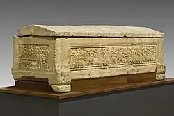 Sarcophage issu d'un atelier de sculpture étrusque de « Perugia ». Artéfact funéraire ouvragé en pietra arenaria et attribué à la fin du VIe&nbsp;siècle&nbsp;av. J.-C. (-510 / -500).