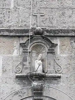 ... et le saint au dessus de l'entrée.