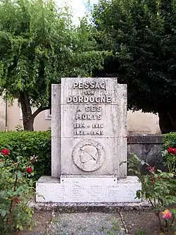 Le monument aux morts près de la mairie (juillet 2014).