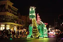 Char d'Elliott le dragon de Peter et Elliott le dragon (1977) dans la Main Street Electrical Parade au Magic Kingdom en  2016.