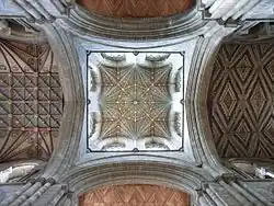 Tour-lanterne du XIVe&nbsp;siècle sur des arcades romanes.