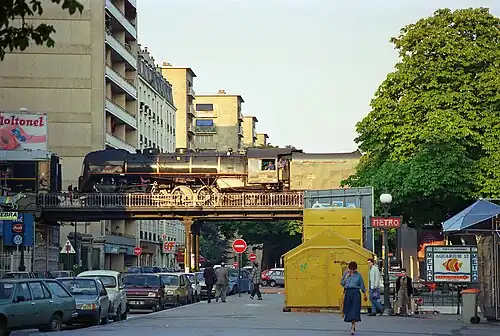 Un train à vapeurfranchit le pont en 1987.