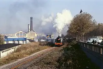 Le train de la Petite Ceinture longeant le boulevard, en 1983.