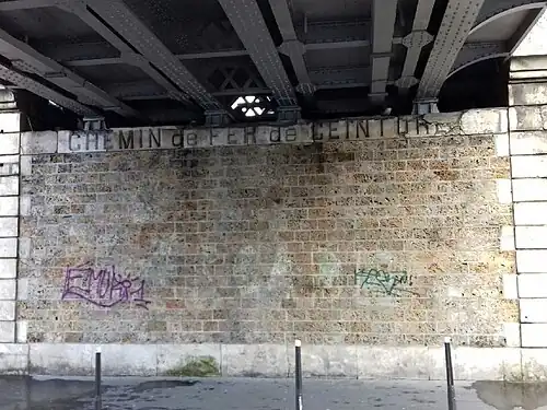 Détail de l'ancienne inscription, sous le pont du cours de Vincennes.