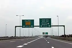 L'échangeur autoroutier ( 23 Belgrade) (A3  A1) vers le Périphérique de Belgrade (Niš) (tout droit), vers Belgrade-Centre (sortie à droite).