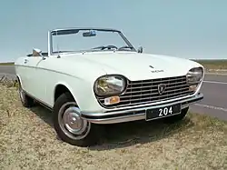 Cabriolet avec une calandre métallique.