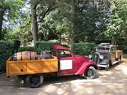 202 pick-up avec son homologue Hotchkiss.