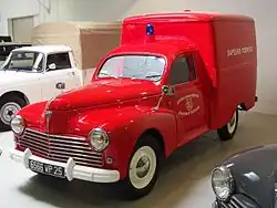 Fourgonnette tôlée du service incendie.